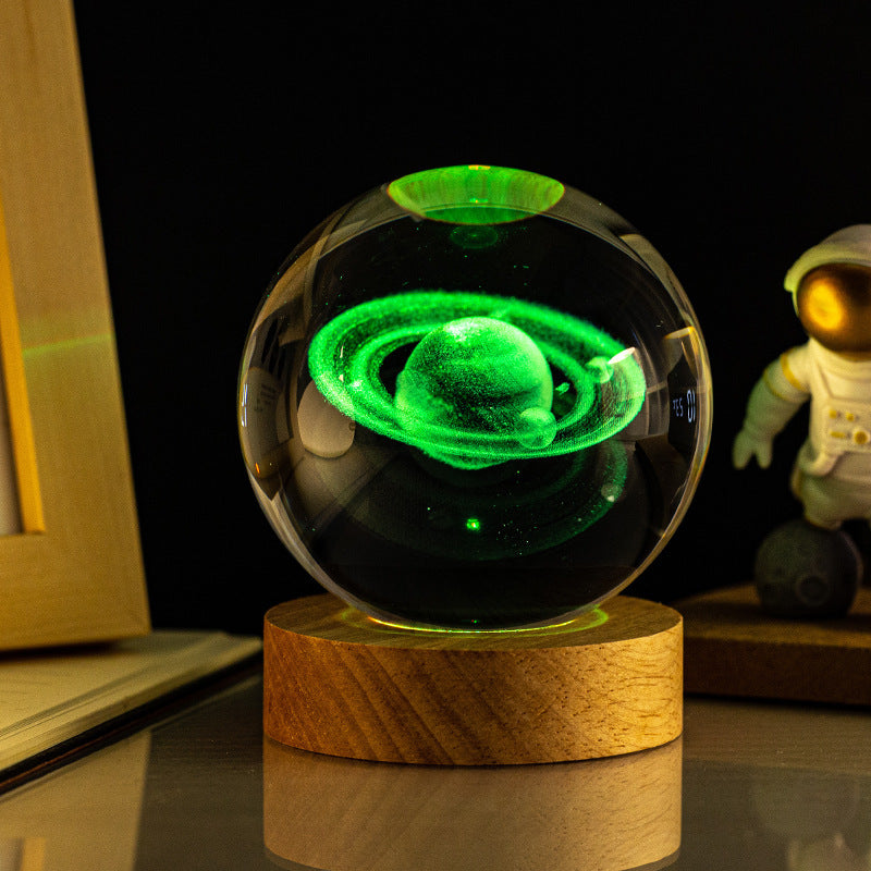 Transformez votre pièce en un univers interstellaire avec la lampe SpaceWood Saturne. Ce modèle enchanteur présente un anneau stylisé autour de sa sphère lumineuse, rappelant la célèbre planète. Avec sa lumière colorée et sa base en bois, c’est un choix idéal pour les amateurs de science-fiction et d’astrophysique.