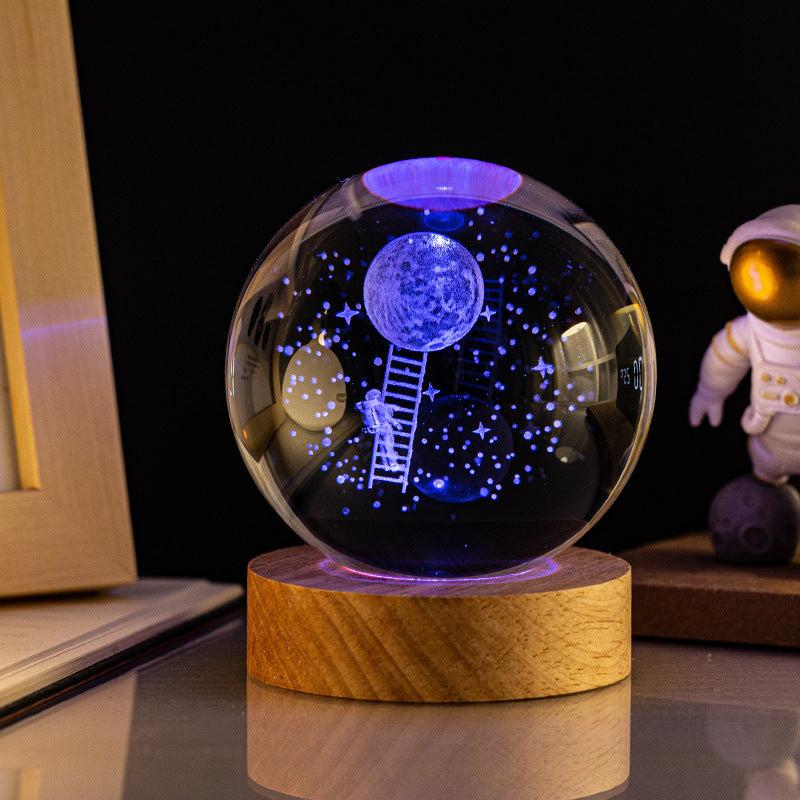 Découvrez la lampe SpaceWood Petit grimpeur dans la Lune, un hommage poétique à l’exploration spatiale. Avec un design captivant, cette lampe illumine doucement votre intérieur tout en ajoutant une touche artistique. Ses couleurs changeantes et sa base en bois en font un choix parfait pour une décoration originale et inspirante.