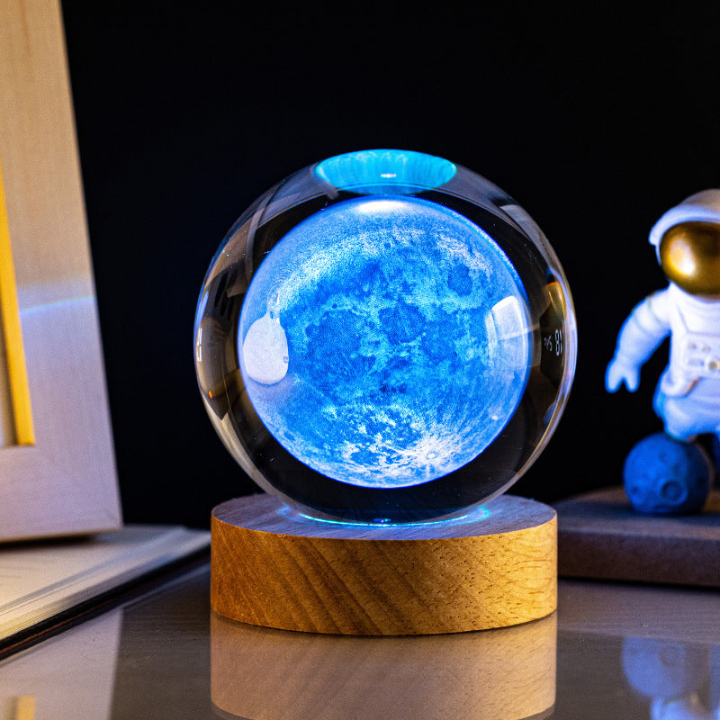 La lampe SpaceWood est une décoration lumineuse originale qui séduit par son concept unique. Fabriquée avec une base en bois et une sphère en verre, elle diffuse une lumière douce en sept couleurs différentes. Disponible en plusieurs modèles comme la Voie Lactée, le Cœur, ou encore la Lune, cette lampe s'intègre parfaitement dans un salon, une chambre ou un bureau. Son design innovant attire les passionnés d'astronomie et les amateurs d'intérieurs modernes.